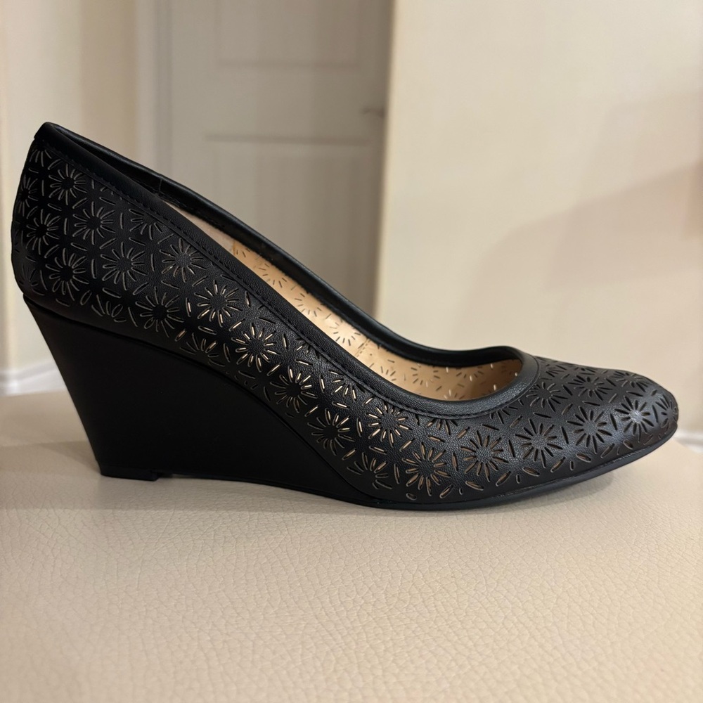 Jessica Simpson Women’s Black Vegan Leather Perforated Wedge Pump Shoes Sz 8.5